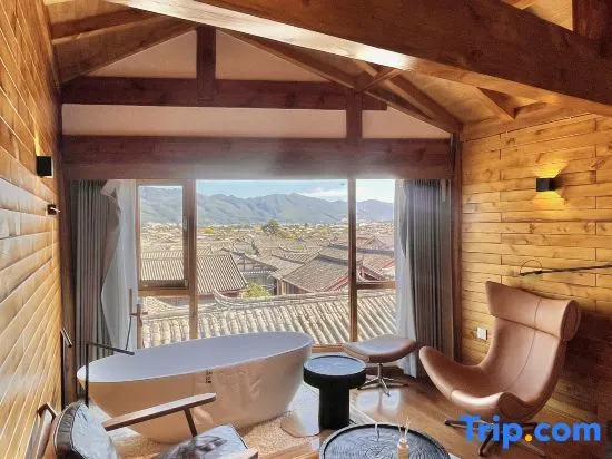 Panoramic View of Snow Mountain in Shanye Rizhao Jinshan (Lijiang Ancient City Branch)