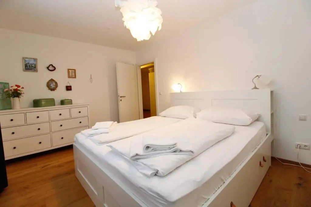 MODERN spacious, 2 BEDROOM, FREE PARKING