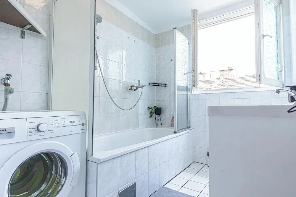 Stylish Private Rooms in 3BR Apartment with Balcony, City Center