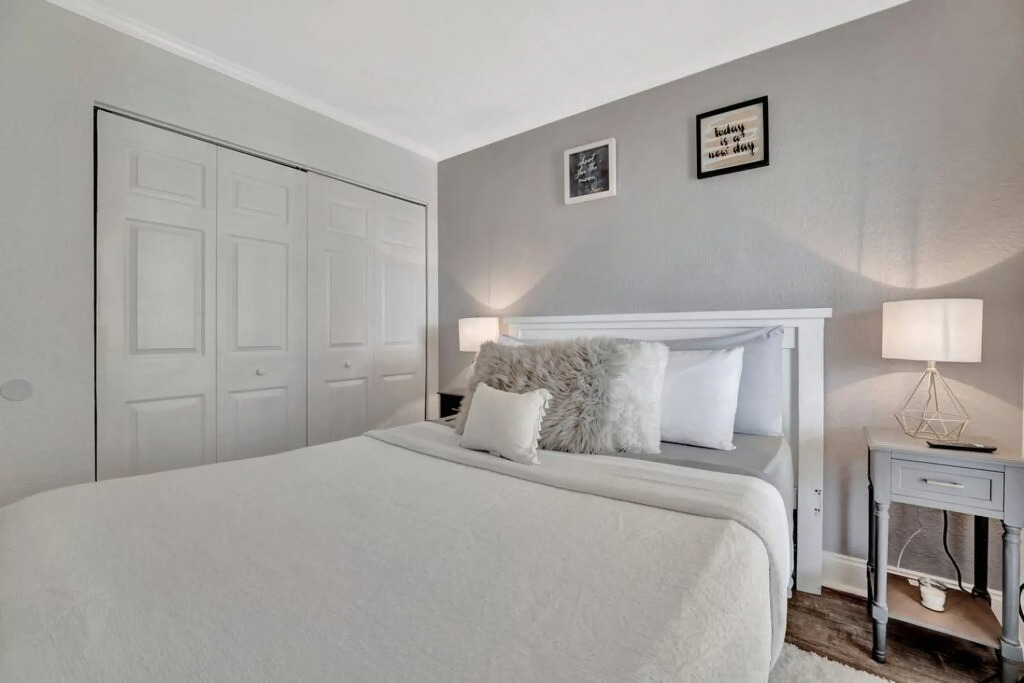 Sunset on the Bay Designer Condo with Private Balcony and Hotel Heated Pool