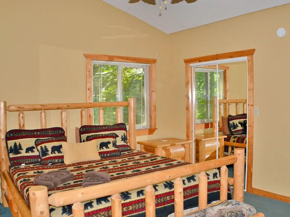 Alpine Vista - 3 Br cabin by RedAwning