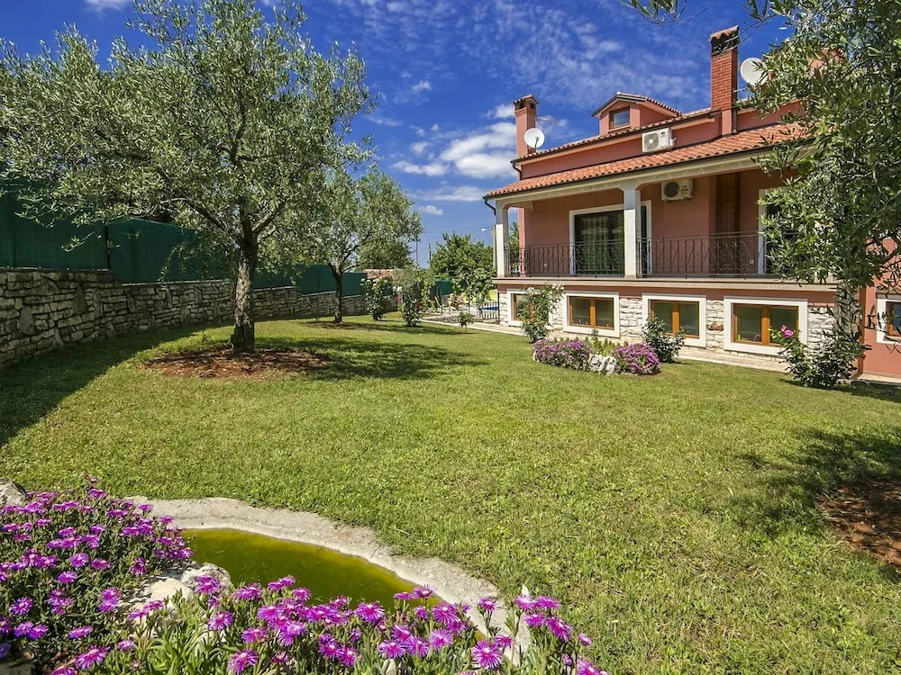 Spacious Villa for 12 Persons With Private Pool Near Rovinj and the Beach