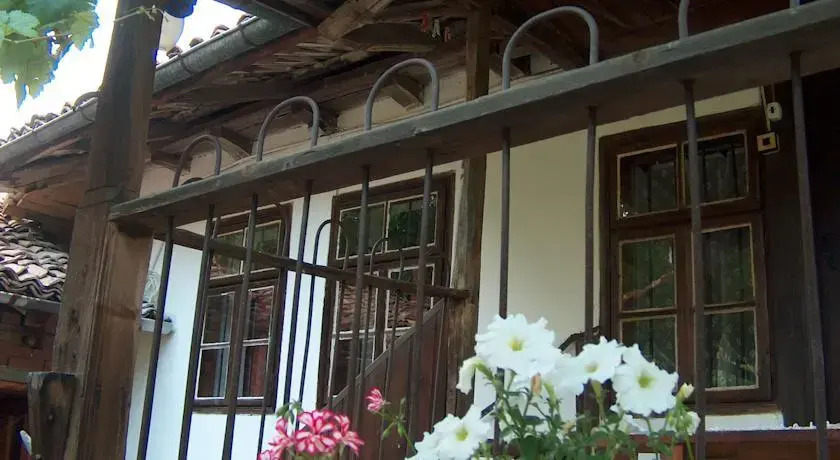Sisters Trifonovi Guest House
