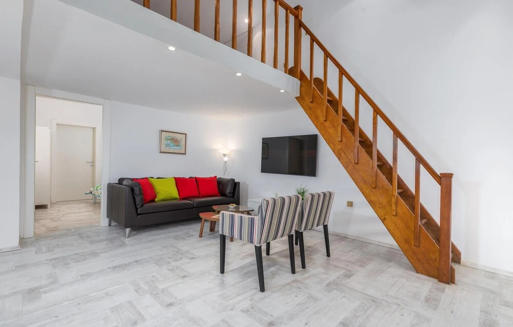 Beautiful Home In Stinjan With Kitchen