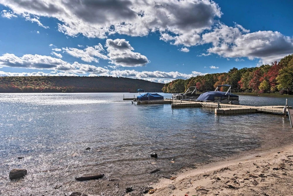 1 Mi to Jack Frost Ski Resort: Water-view Retreat
