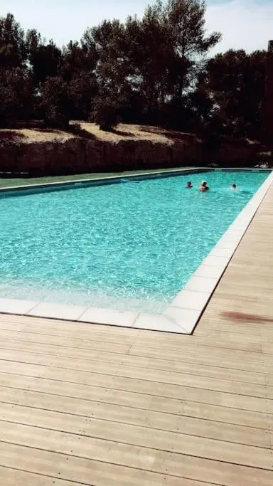 Beau T4 , piscine, jardin dans la campagne provençale