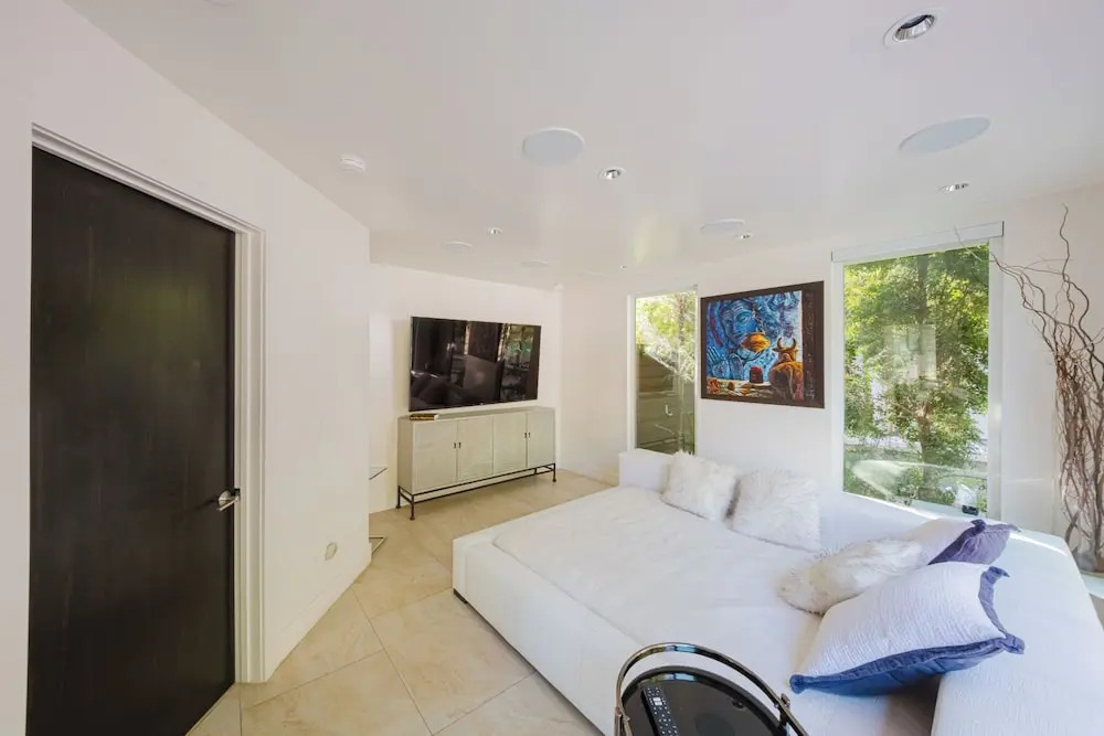 Zen Estate - Luxurious 5BR Beverly Hills Sanctuary With Pool & Canyon Views