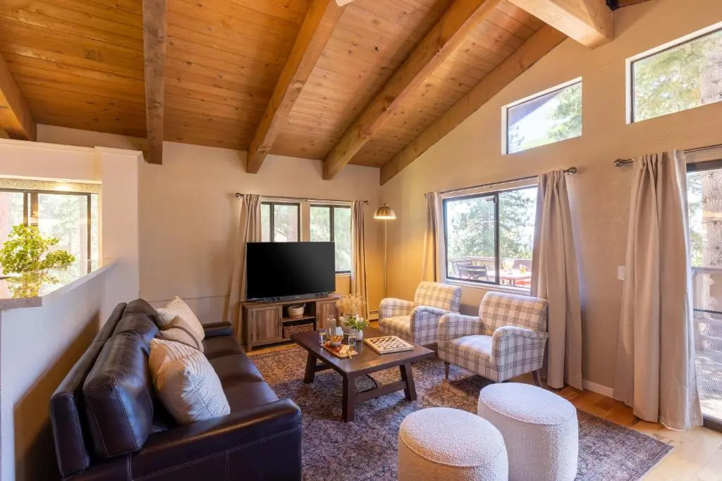 Golden Mountain Retreat by AvantStay