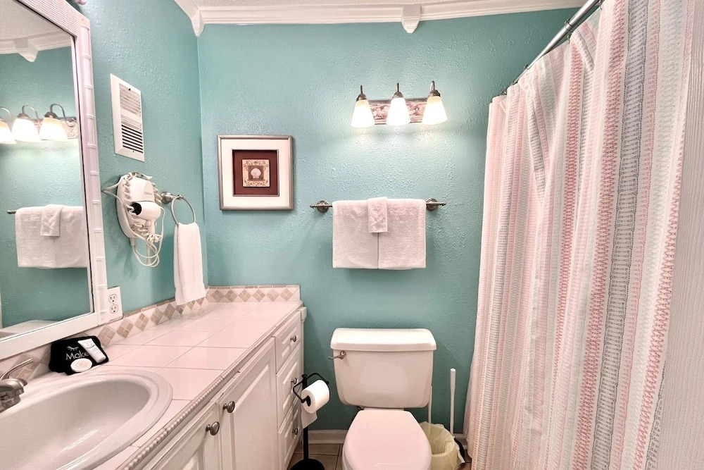 Sea Breeze 211 2 Bedroom Condo by Redawning