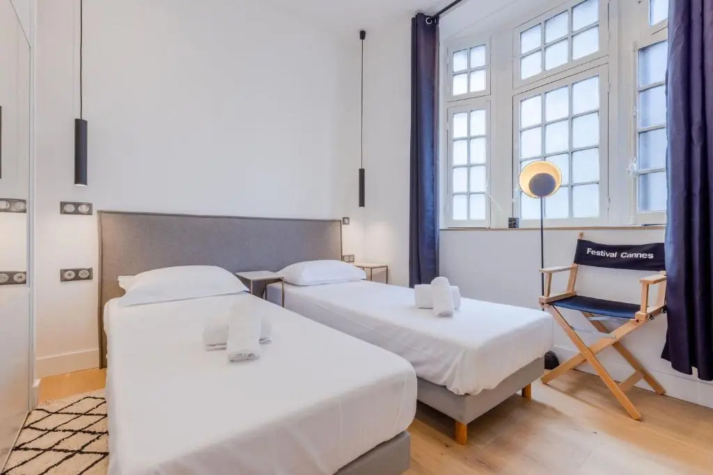 SERRENDY Stylish 2-bedroom apartment 1-minute walk to beaches