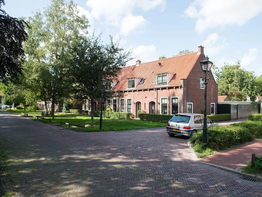 Inviting Chalet in Monnickendam With Garden