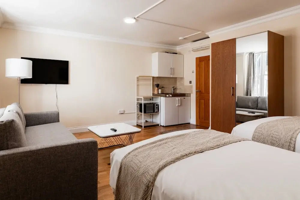 Warm Apartments in Queensway
