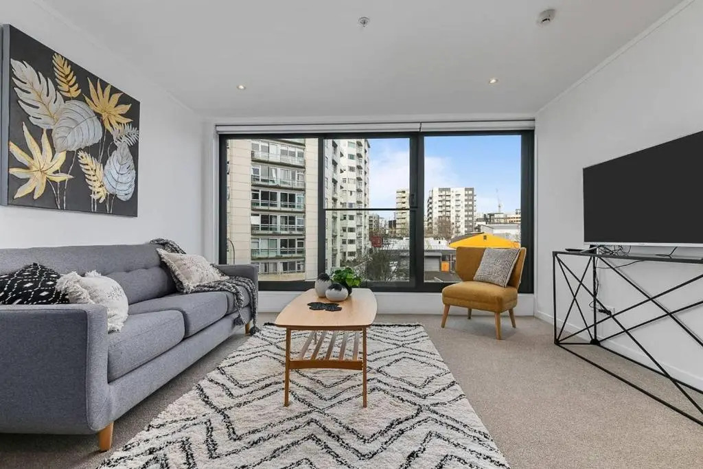 Beautifully Modern Brand New Central Apartment
