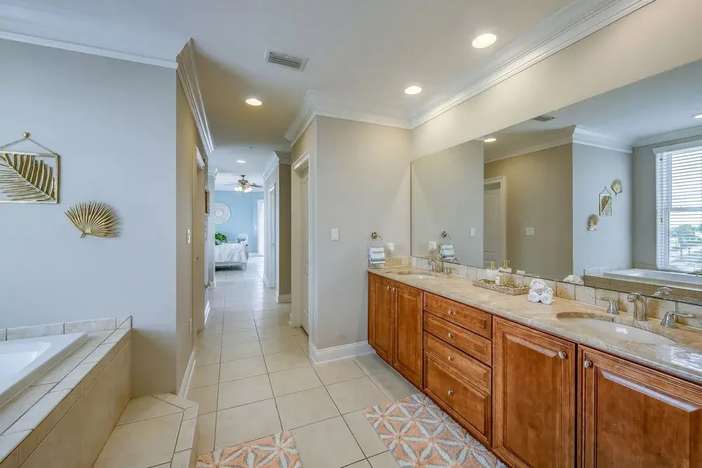 Penthouse Luxury - Exquisite Oceanside Condo