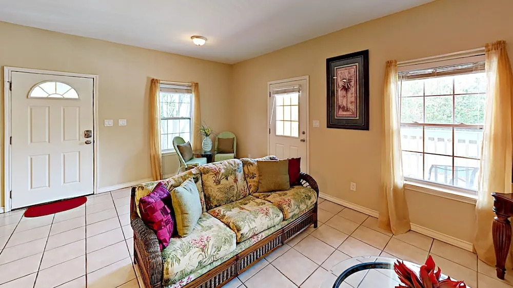 111 E Marlin St Cabin #C - 2 Br cabin by RedAwning