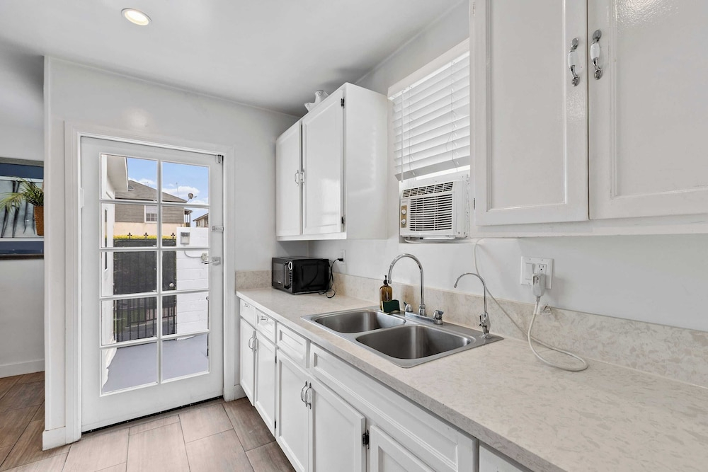 10mins to Rodeo Drive, 15mins to Venice Modern 4bdr Shenandoah by Avantstay