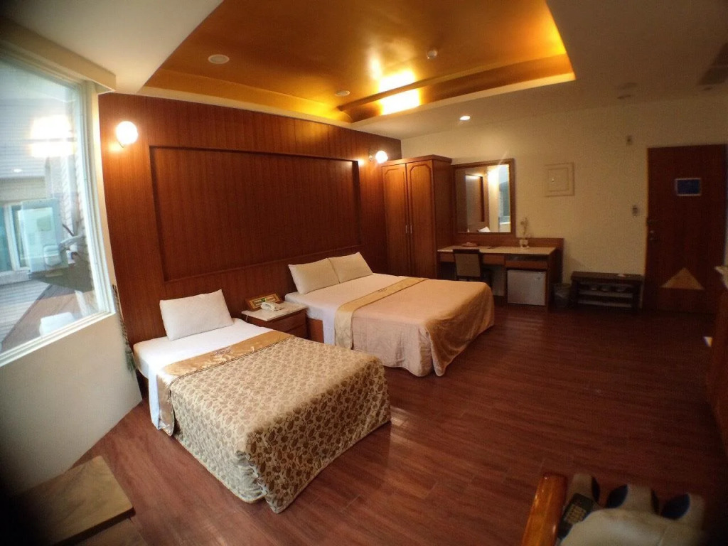 Debonair Hotel