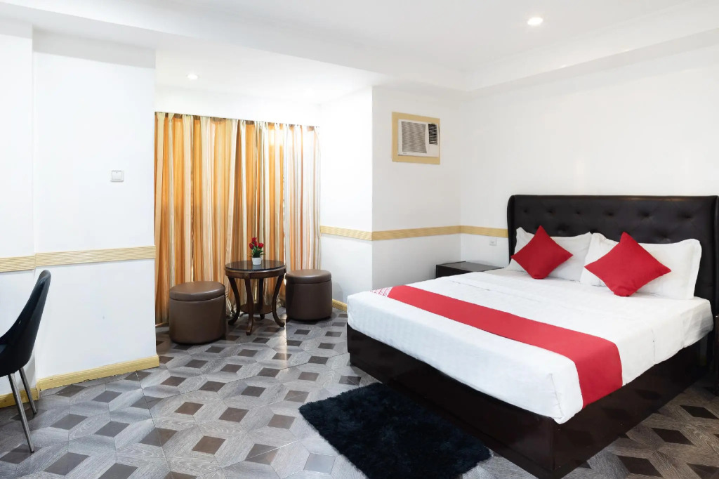 OYO 138 White Palace Hotel