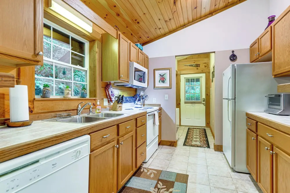 Serene Maggie Valley Retreat w/ Deck & Hot Tub!