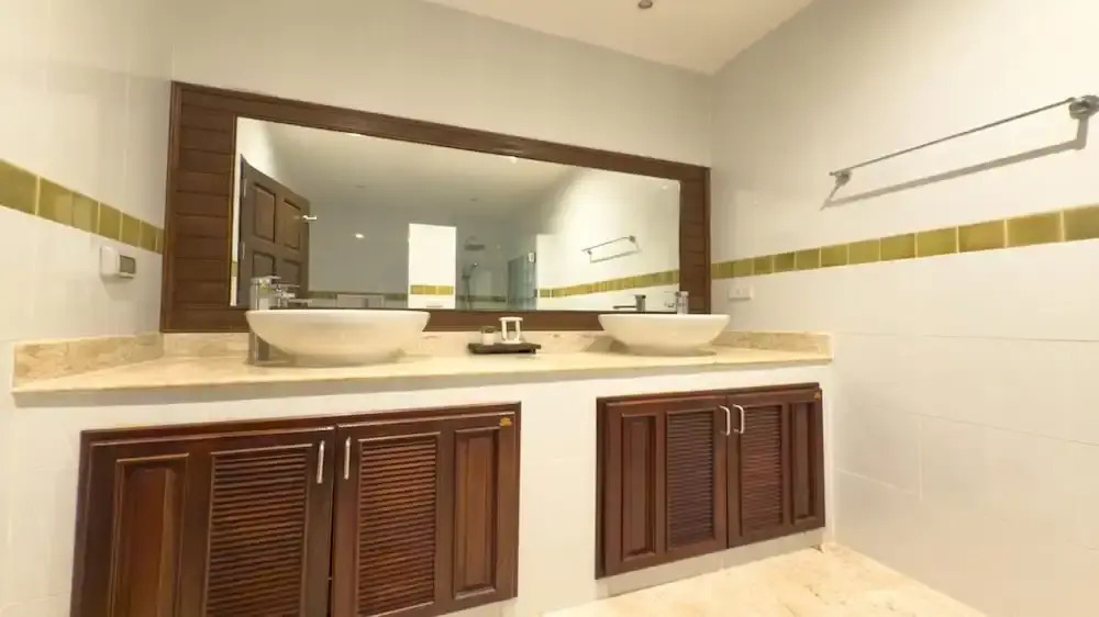 Tropical Poolside Villa - SGB4