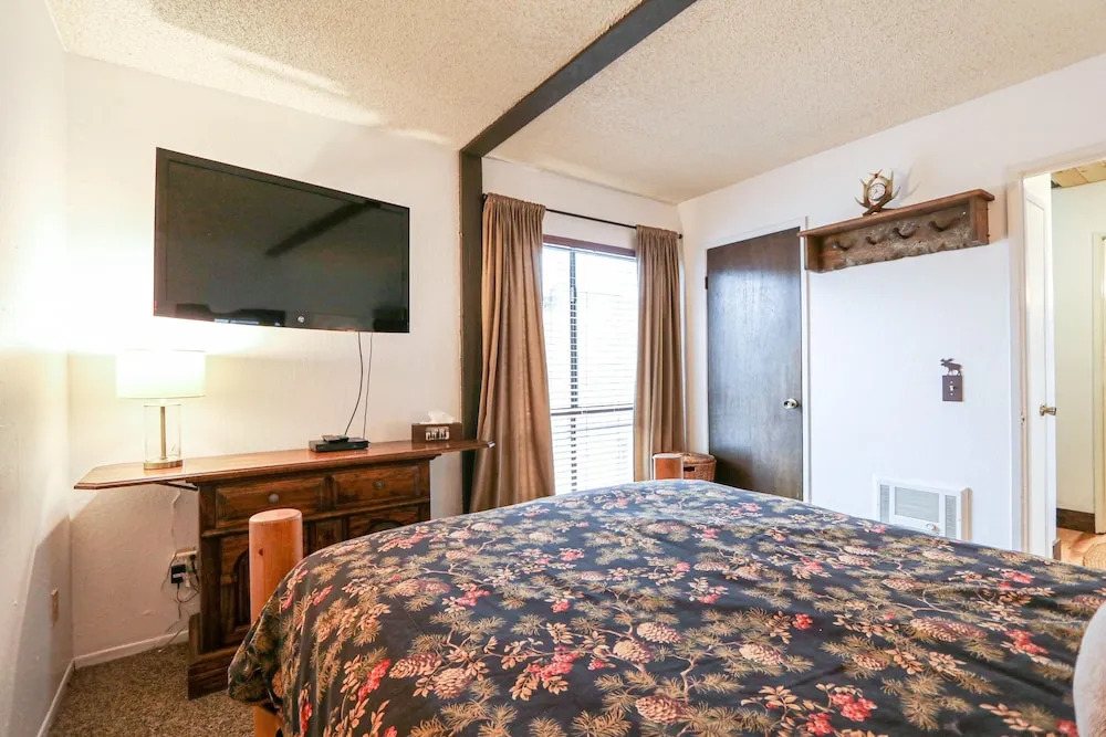 Bigwood 80 Remodeled, Private Washer Dryer, Close to Eagle Lodge by RedAwning