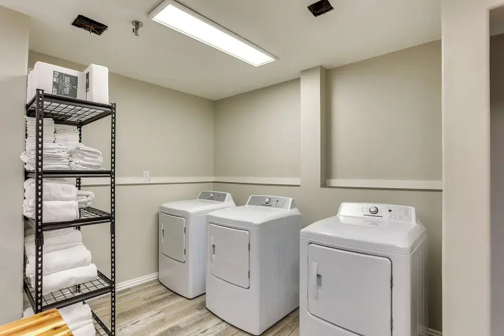 Quiet Oakland City Studio: Walk Downtown!