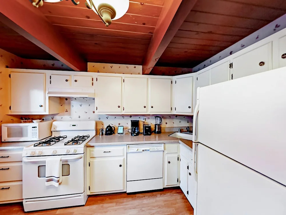 1027 Pine Mountain Drive Home 3 Bedrooms 2.5 Bathrooms Home