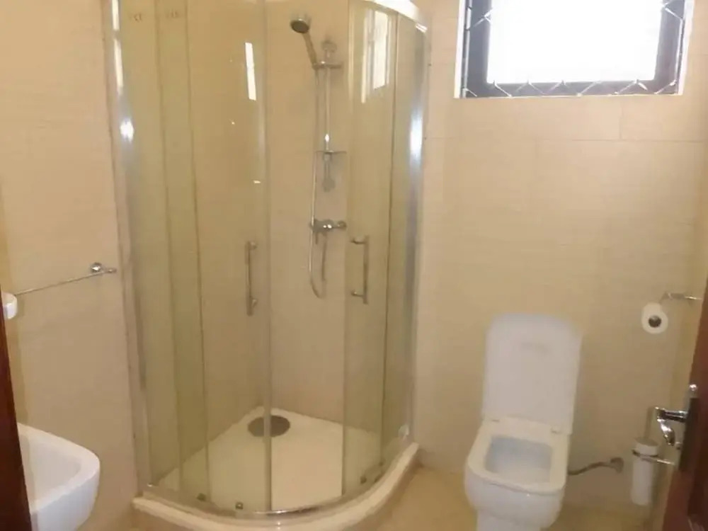 House - Kampala - 6 Bedrooms - Parking - Garden