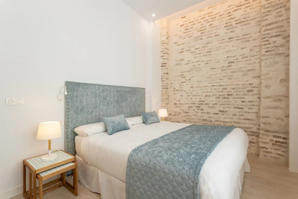 Bright House With 6 Bedrooms & 7 Bathrooms & 2 Terraces. General Castaños