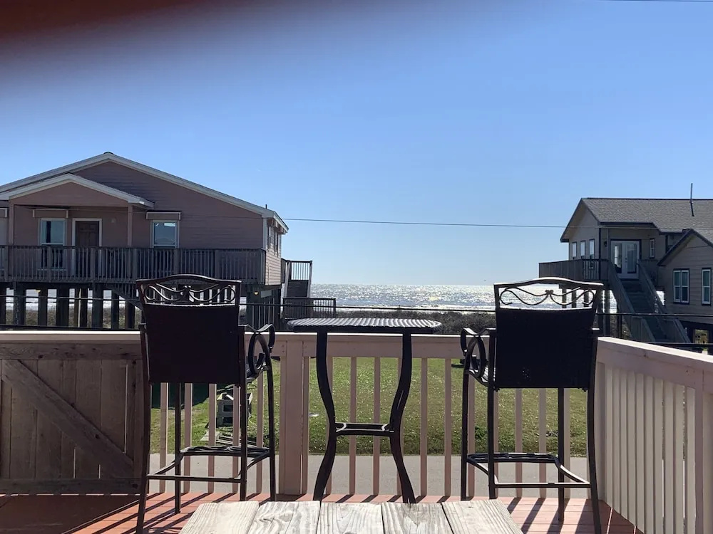 2nd Row-beachside, Sleeps 12, 4 Bedrooms, Gulf Views, Wifi, 3 Tvs, Dogs Allowed