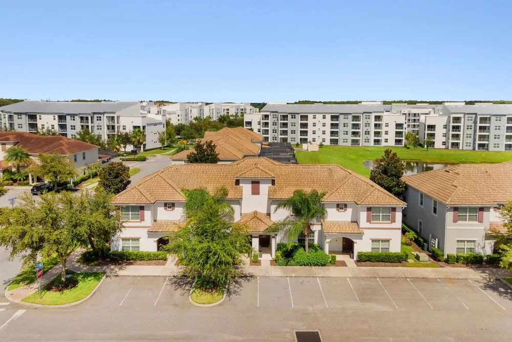 4BR Townhome With Pool at Storey Lake