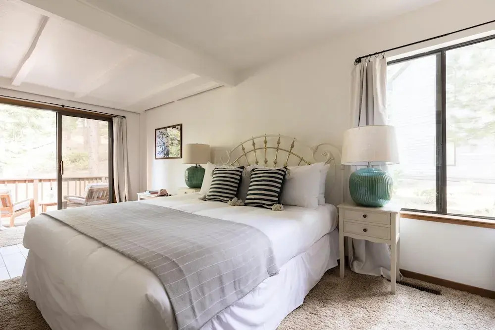 Wolfe by AvantStay | Near Lake Tahoe, w/ Hot Tub, Fireplace, 2 Private Decks!