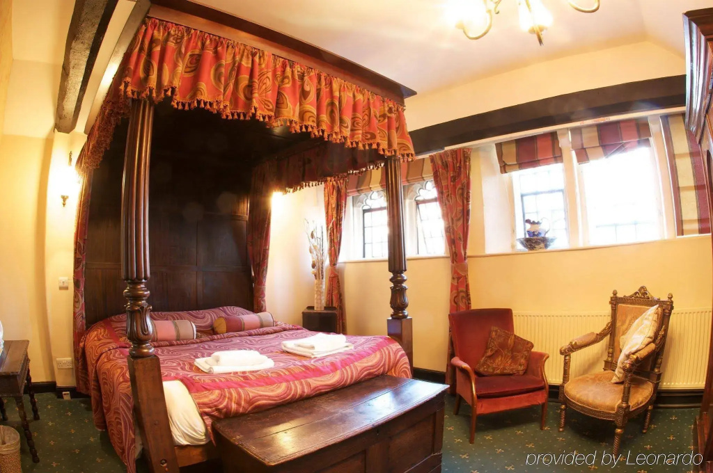 Globe & Crown – RelaxInnz