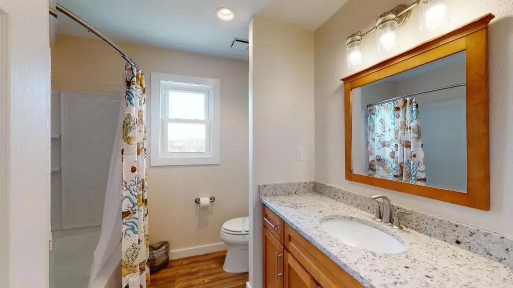 AH-G224 Remodeled Second Floor Condo, Shared Pool & Hot Tub, Near Marina