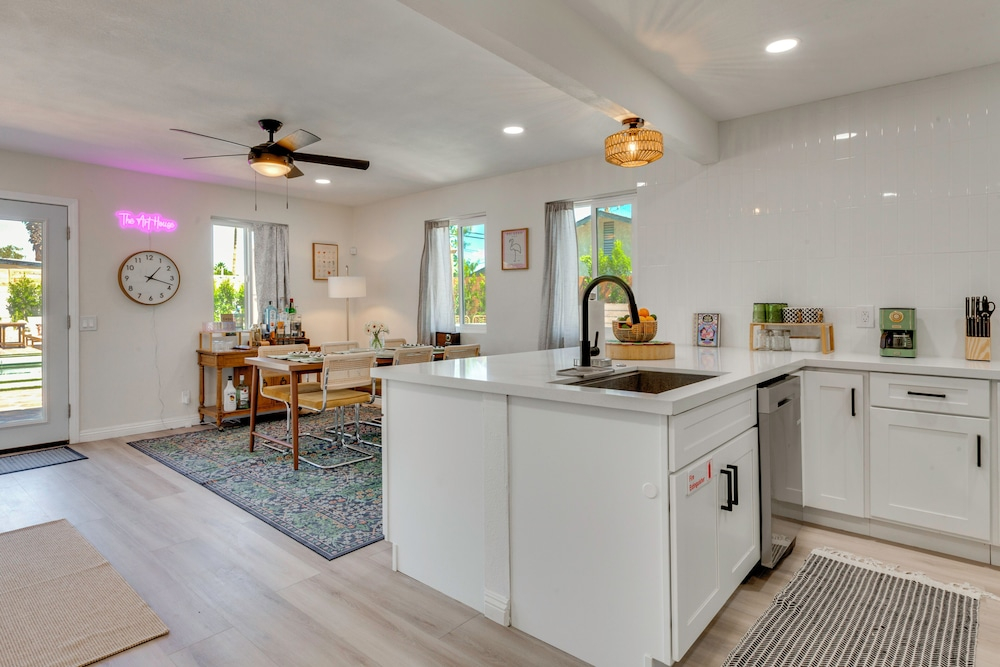 Yard Games, Outdoor Kitchen: Palm Springs Retreat!