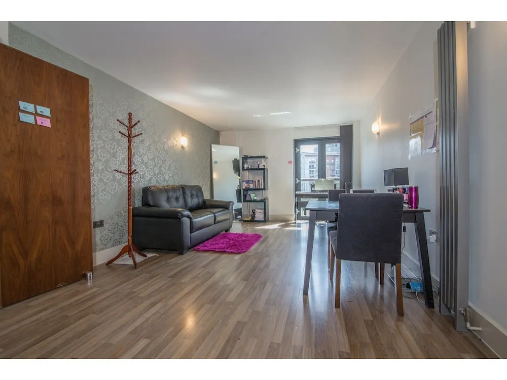 Modern, Spacious 1BR Central Manchester Flat for 2