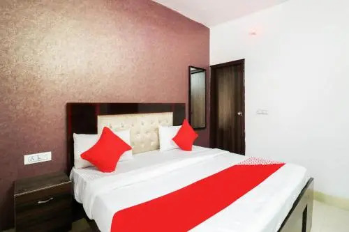 OYO 78806 Hotel White Hub