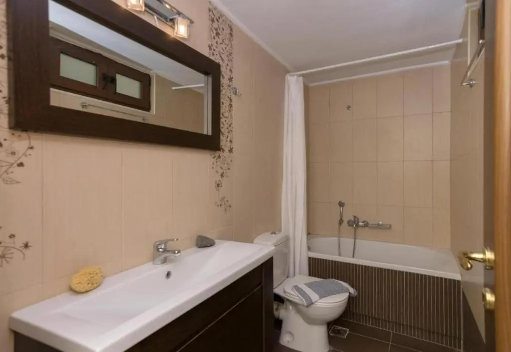 George's Poet Maisonette