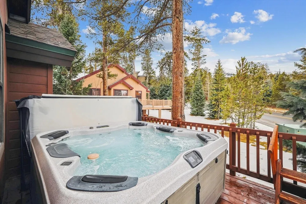 Ski Hill Chalet 3 Bedroom Home by RedAwning