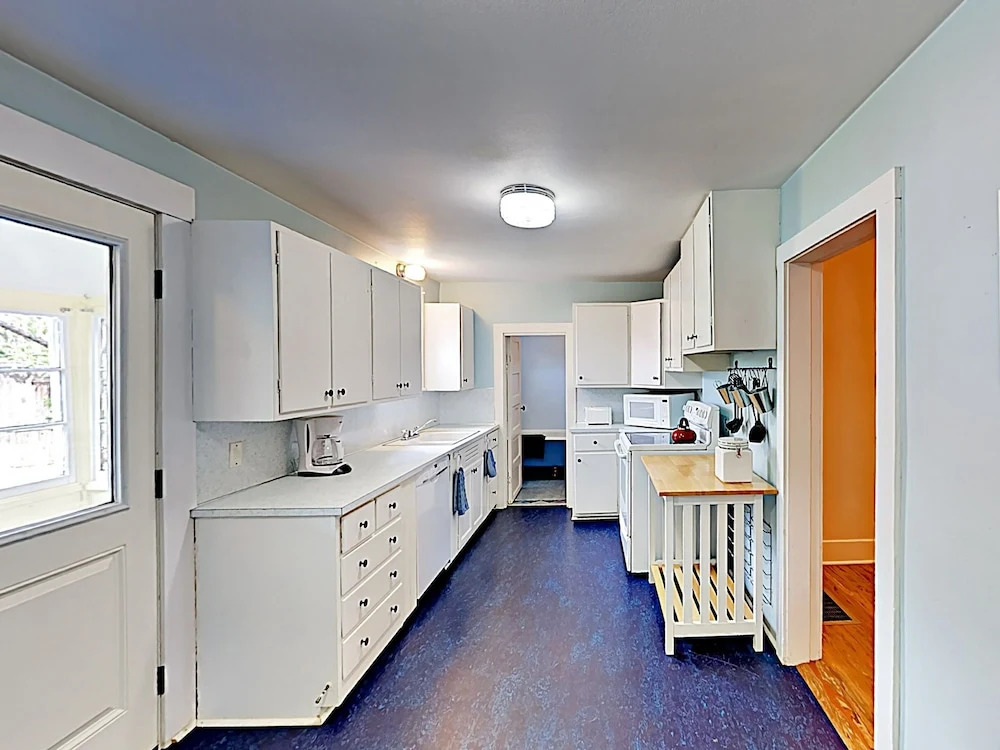 Charming - Blocks To Dining, Shops, Parks 3 Bedroom Home