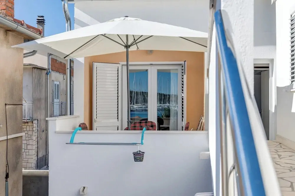 Seafront apt With Balcony, sea View and Mooring