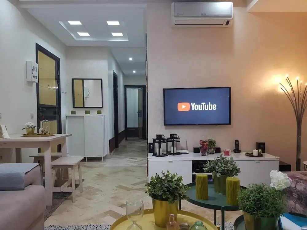 Elegant 2BR, Private Terrace, AC, Fast WiFi & Parking, Maarif