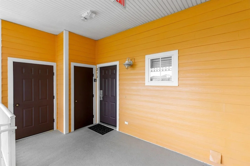 Fabulous modern 3 bed condo in Bahama Bay resort - Villa #493