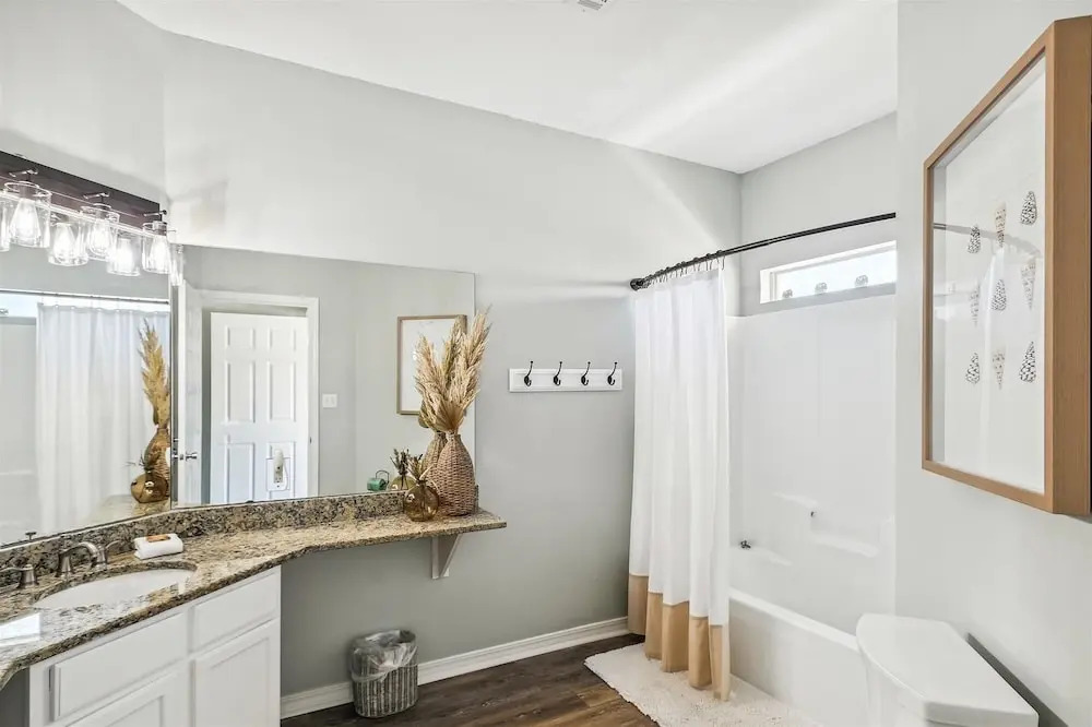 SPC 9232 is a Beautiful recently upgraded 2 BR with Free Beach Service by RedAwning