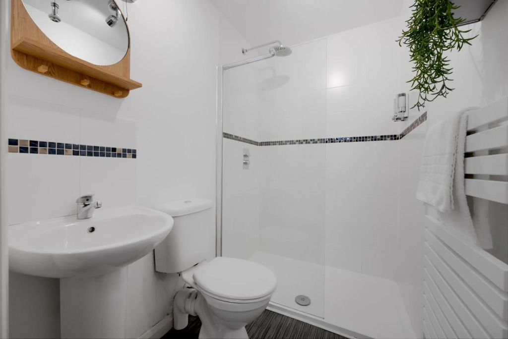 Glevum Lodge - 2BDRM Town Centre Apartment with open plan living area & walk in shower
