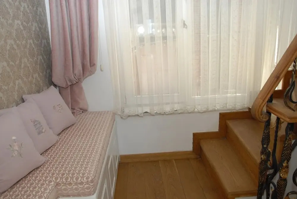 Dzg House