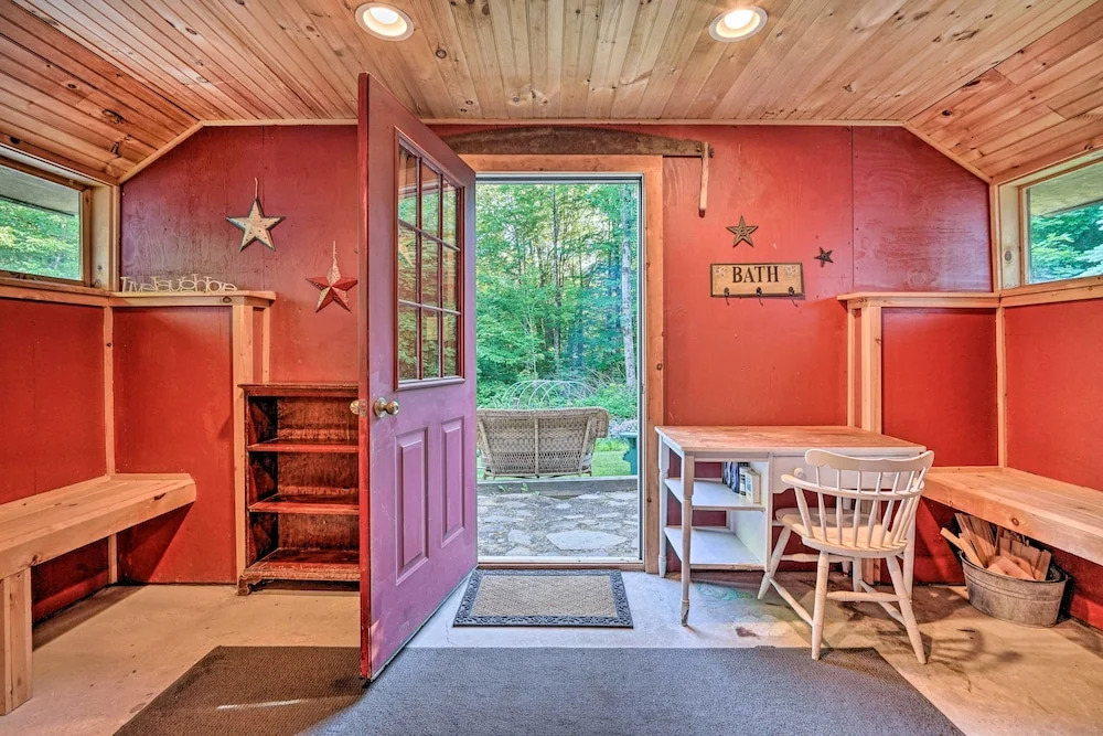 Game Room & Hot Tub: Pet-friendly Mount Snow Gem