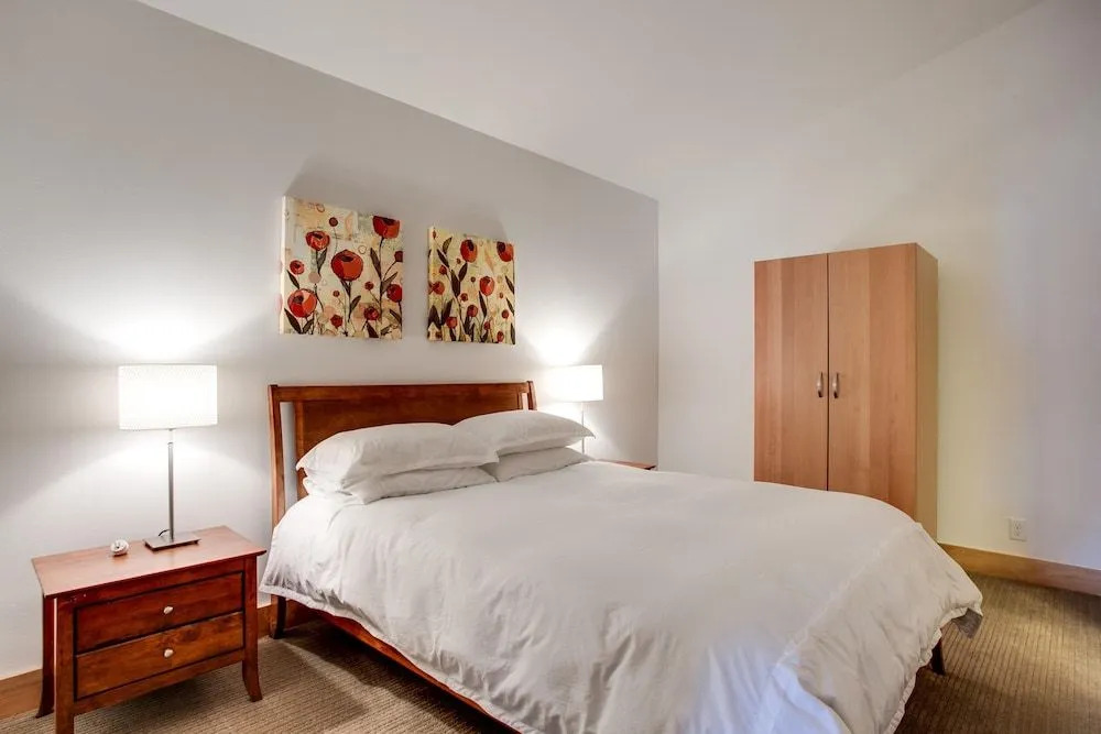 Front Street Suites
