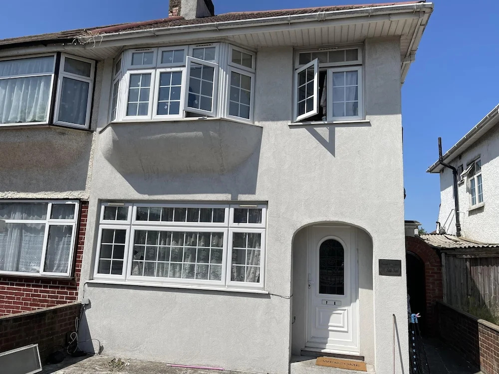 Immaculate 4-bed House Near Heathrow Airport