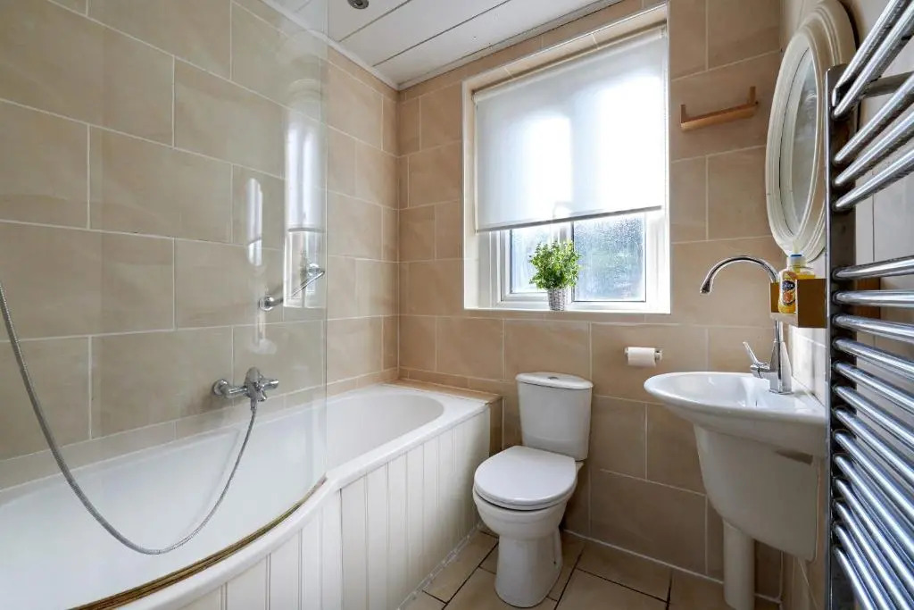 Keep the works team together, Whole 4 Bed House for same price as a city centre room, 4 or 7 Night Bargain, Walton, Liverpool, Sleeps 4 to 9